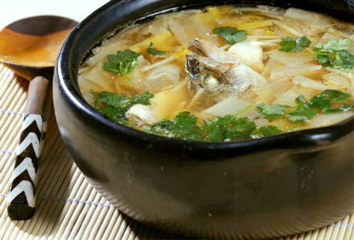 canh cá nấu nấm bổ dưỡng